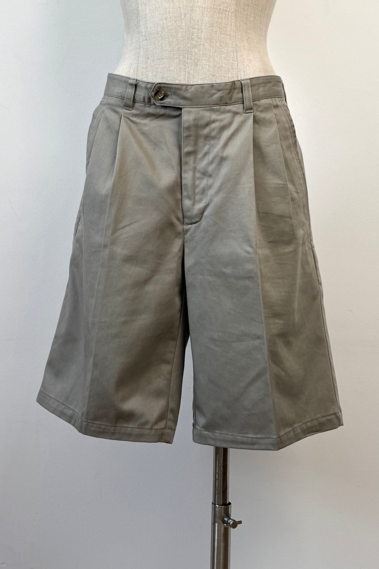 CHINO BERMUDA SHORTS SIZE L UK 12 EU 40