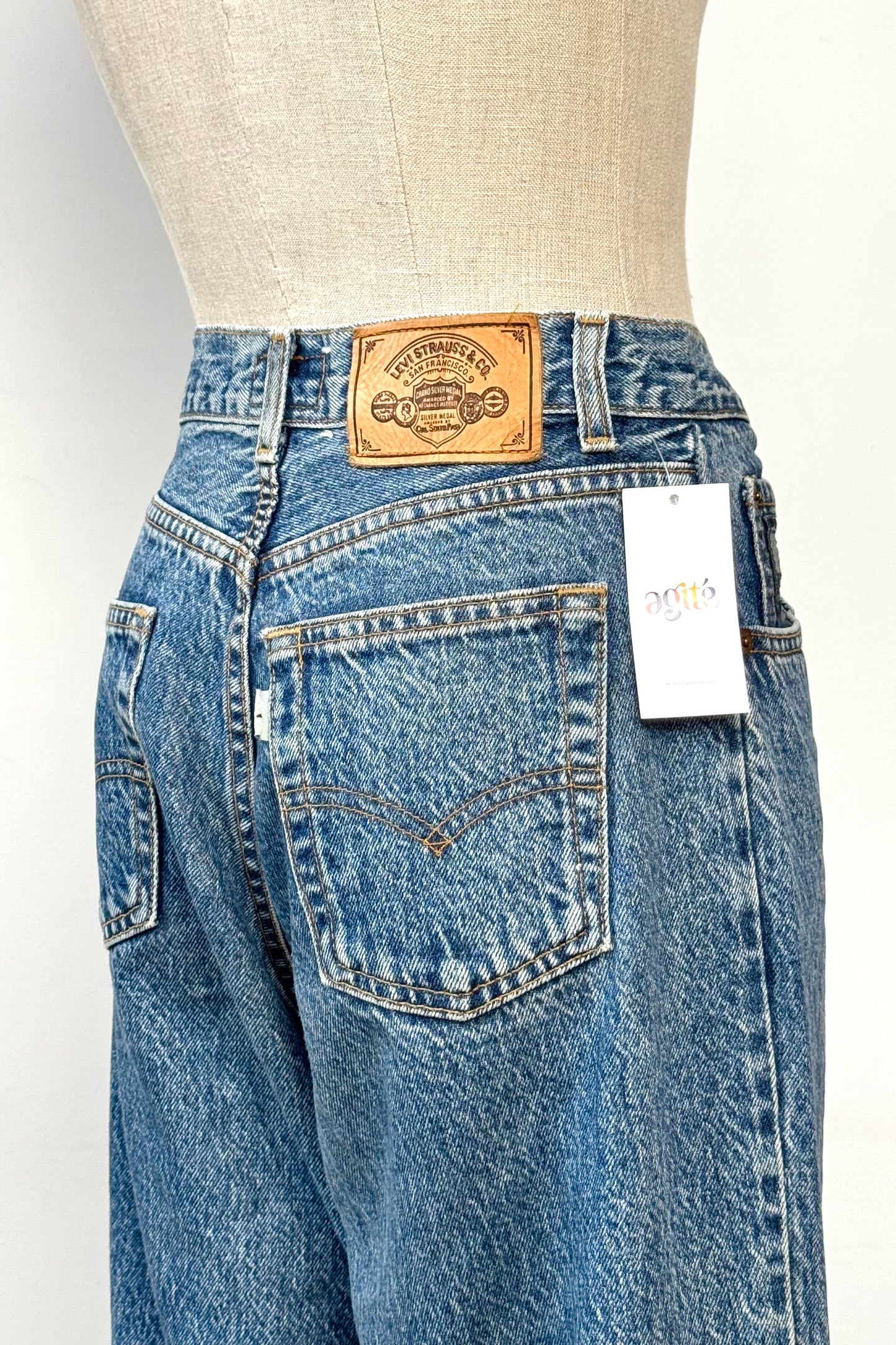 SUPER HIGH WAISTED LEVI'S W28 L32 SIZE S UK 8