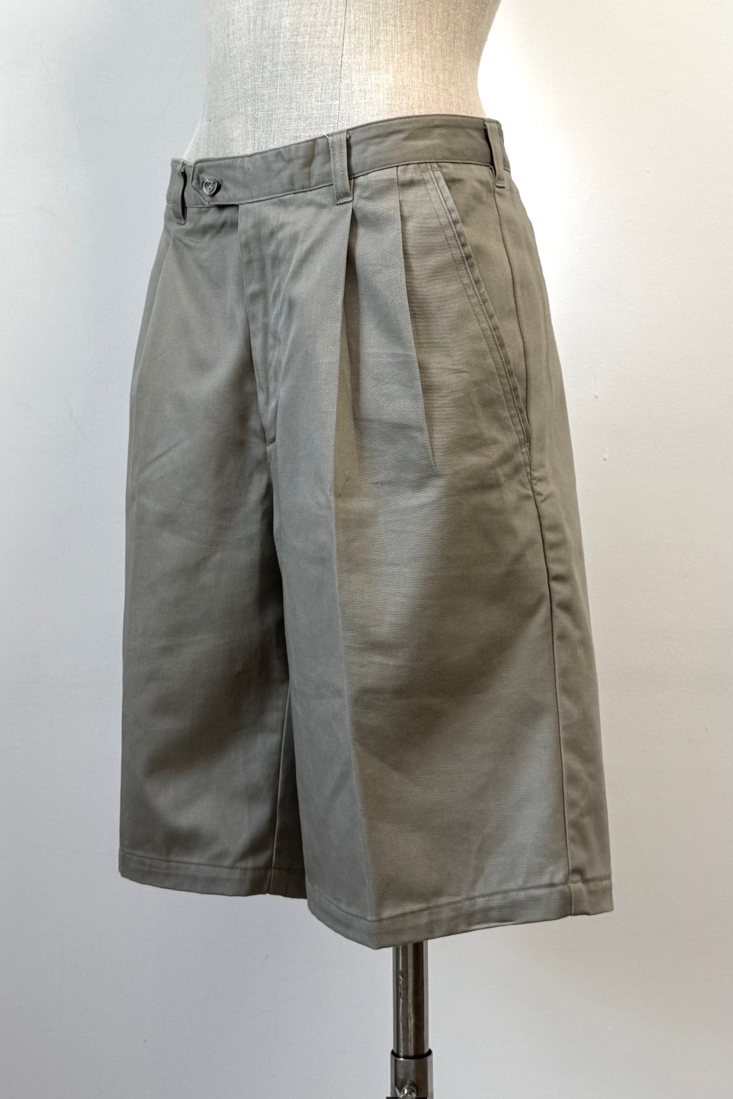 CHINO BERMUDA SHORTS SIZE L UK 12 EU 40
