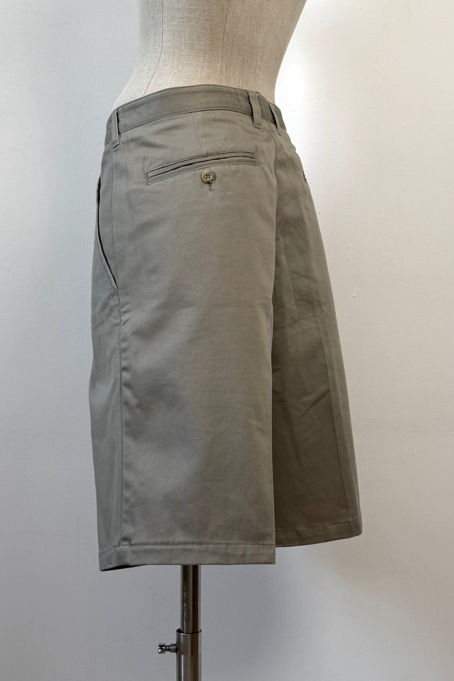 CHINO BERMUDA SHORTS SIZE L UK 12 EU 40